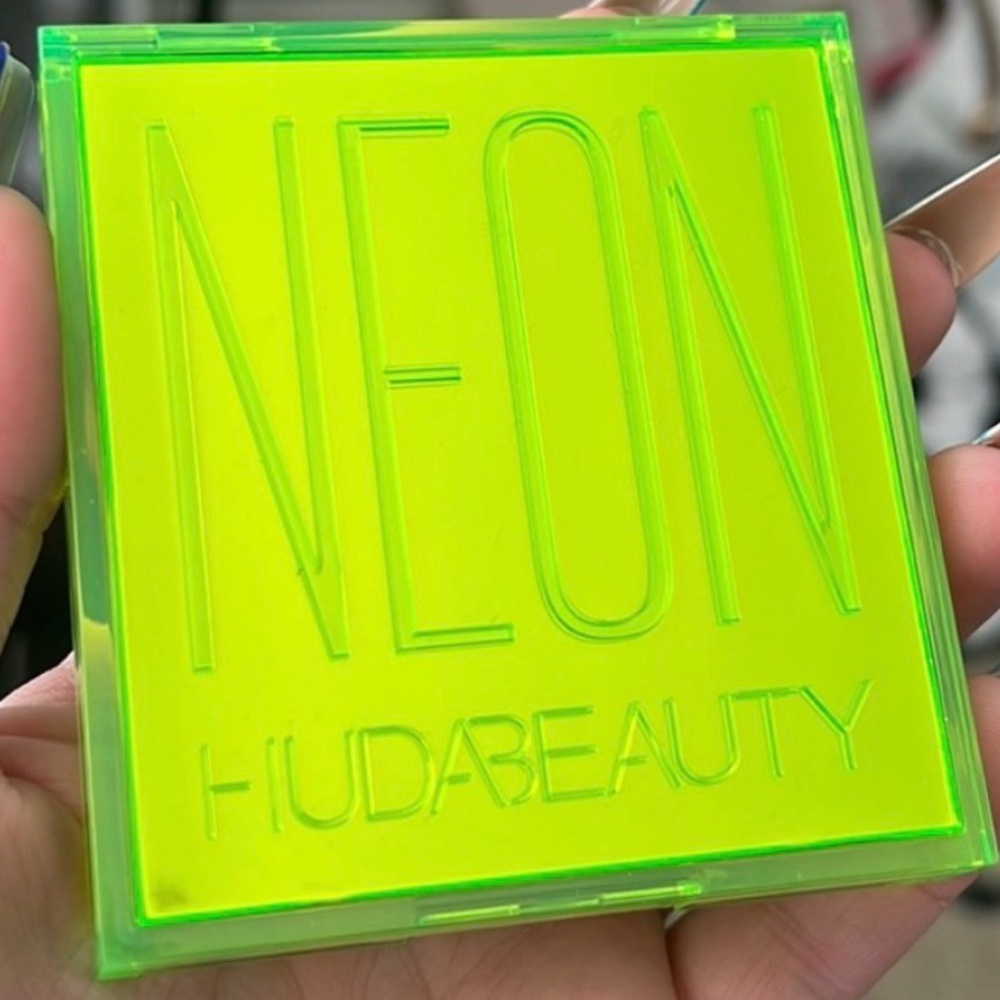 HUDA BEAUTY NEON OBSESSIONS Eyeshadow palette, Pigmented & Gorgeous! (COS-1) - Picture 2 of 3